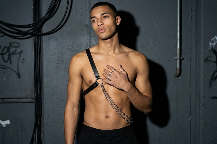 Unten Bild - techno-essentials-chain-warrior-männer-harness-editorial.webp
