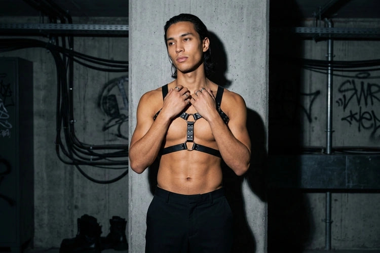 Unten Bild - techno-essentials-titan-edge-männer-harness-editorial.webp