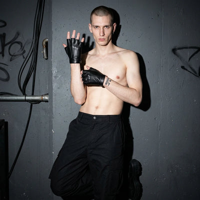 Mann posiert mit Techno Rave Fingerless Gloves, schwarzer Look, perfekt für Rave und Festival.