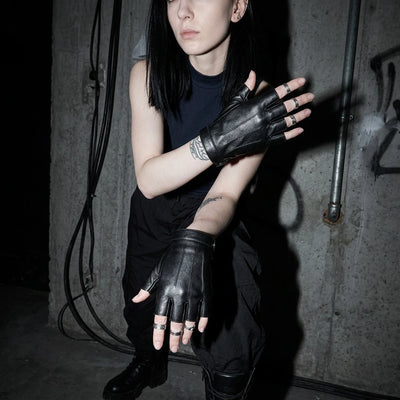 Frau mit Techno Rave Fingerless Gloves, schwarzes Outfit, ideal für Clubbing und Festivals.
