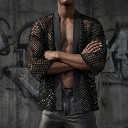 Mesh Vibe Kimono, Arme verschränkt, urbaner Rave-Stil vor Graffiti