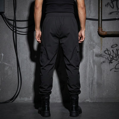 Schwarze Smiley Utility Cargo Hose, Rückansicht am Model