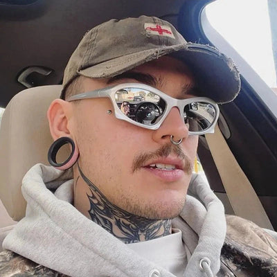 Silberne ElectroVision Rave Brille am Model mit Cap