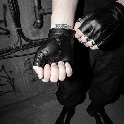 Nahaufnahme von Techno Rave Fingerless Gloves mit Ringen, ideal für Techno-Events.