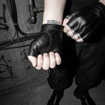 Nahaufnahme von Techno Rave Fingerless Gloves mit Ringen, ideal für Techno-Events.