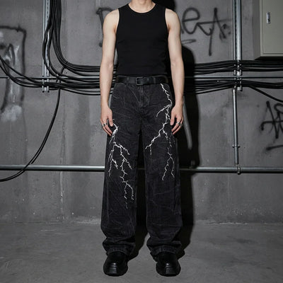 Electric Storm Hose zu schwarzem Tanktop, Ganzkörperansicht am Model