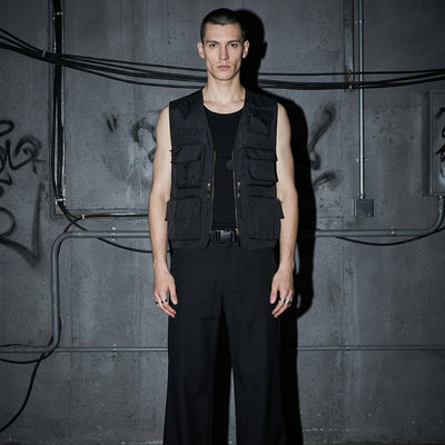 Model frontal in schwarzer Tactical Utility Weste, Techno Outfit