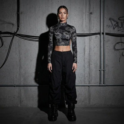 Model in Dragon Night Backless Longsleeve, schwarze Hose, Club-Setting, Techno, Rave-Style