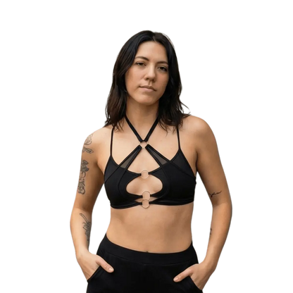 Model in X-Strap Mesh Bralette, freigestellt, Rave Fashion