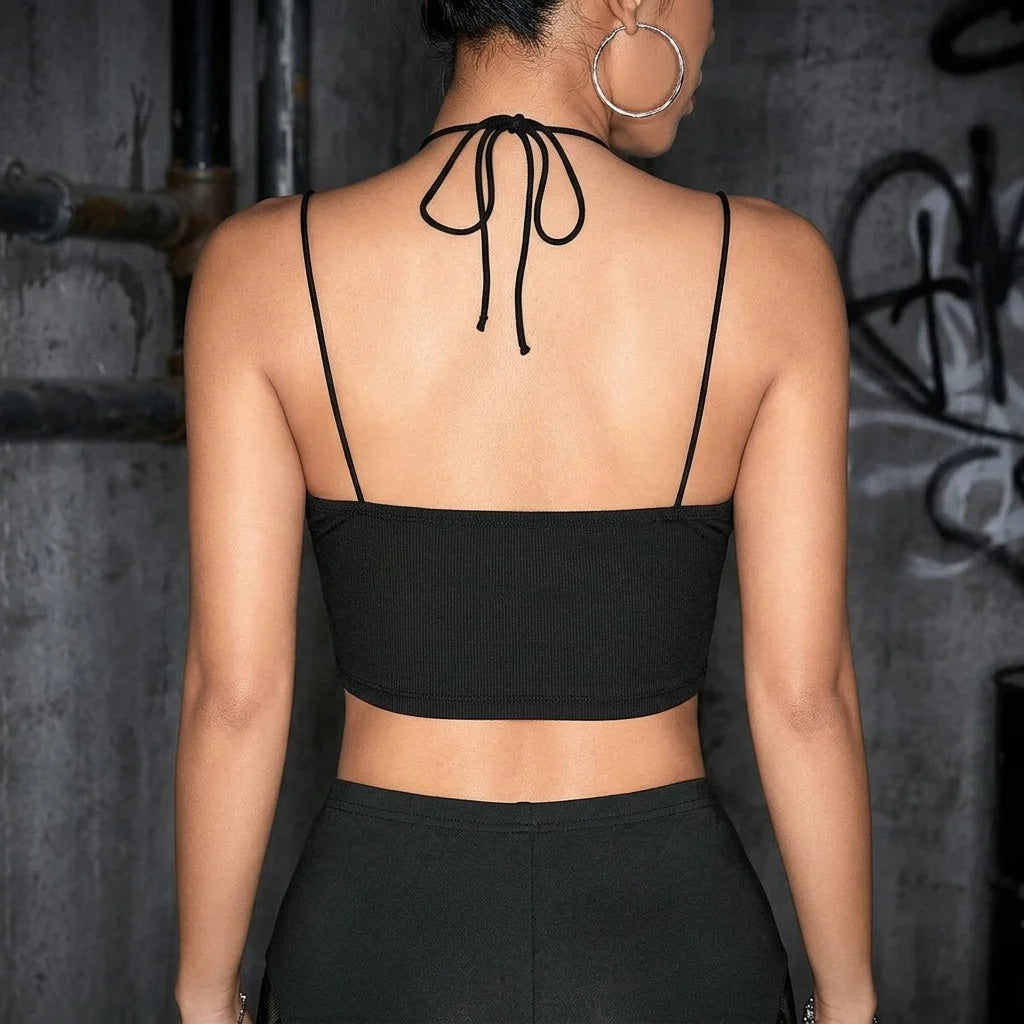 Rückansicht, schwarzes Cutout Crop Top, Schnürung, Techno Festival Mode, urbaner Hintergrund
