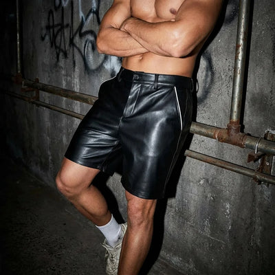 Nightshift Shorts seitlich, lässige Pose, schwarzes , Festival-Mode