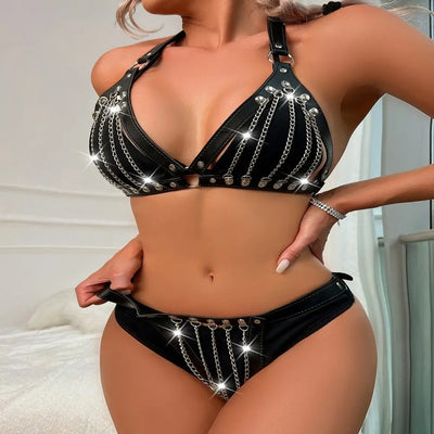Schwarzer Techno Chain Bikini, Detail von Top und Slip am Model