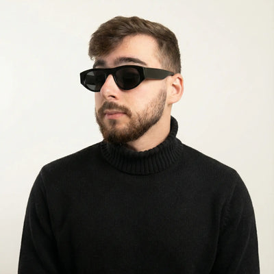 Schwarze Shadow Curve Shades am Model mit Rollkragen, Schrägansicht