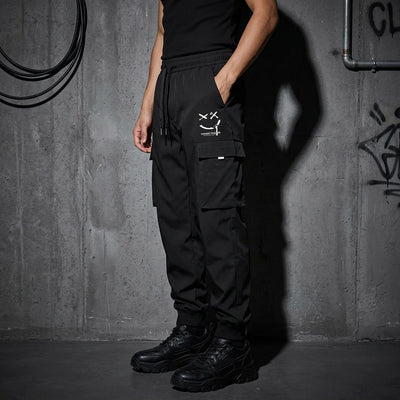 Schwarze Smiley Utility Cargo Hose mit Cargotasche, Seitenansicht am Model