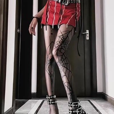 Schwarze Spinnennetz Strumpfhose, am Model mit rotem Rock