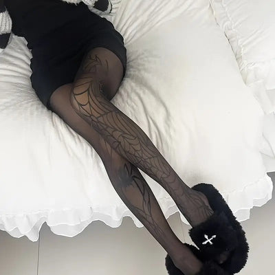 Schwarze Spinnennetz Strumpfhose, am Model liegend