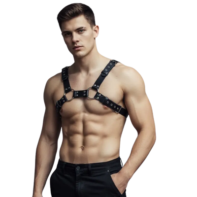 Schwarzes Steel Circuit Harness mit O-Ringen und Nieten, Vorderansicht am Model