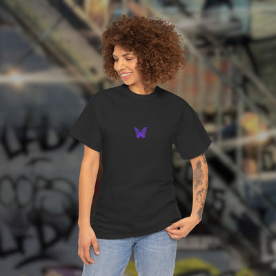 Schwarzes Techno Butterfly T-Shirt am weiblichen Model, Vorderansicht