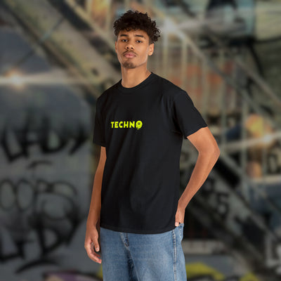 Schwarzes Techno Essentials T-Shirt am männlichen Model, Vorderansicht