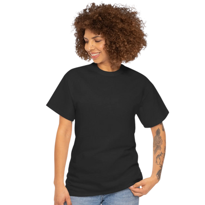 Schwarzes Techno Rose Classic Rave Shirt am weiblichen Model, Vorderansicht