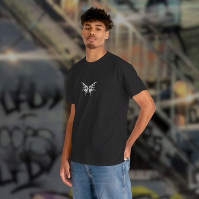 Schwarzes Tribal Techno Vibes T-Shirt am männlichen Model, Vorderansicht