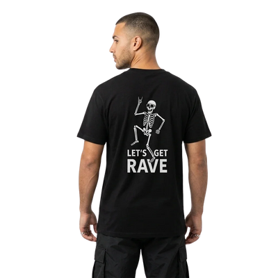 Schwarzes Let’s Get Rave T-Shirt mit Skelett-Rückenprint am Model, Rückansicht