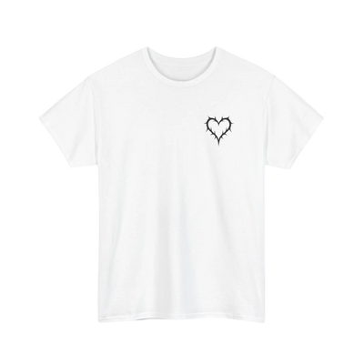 Weißes Liebe brennt T-Shirt mit kleinem Stacheldraht-Herz, Vorderansicht 