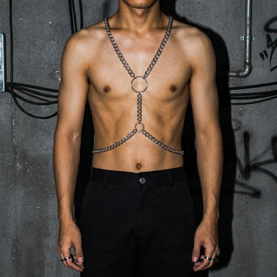 MetroPunk Brustkorb Body Chain vor Betonwand, silber, Festival-Style, männliches Model