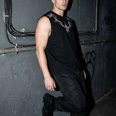 Nightfall Tanktop schwarz, Model lehnt an Wand, Techno-Club-Mode