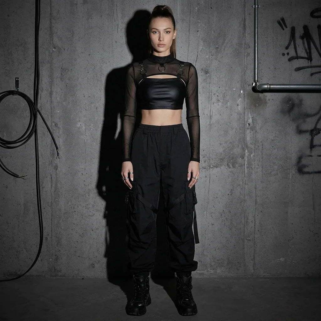 Model in schwarzem Hauch von Eleganz, Komplettlook, Techno-Festival