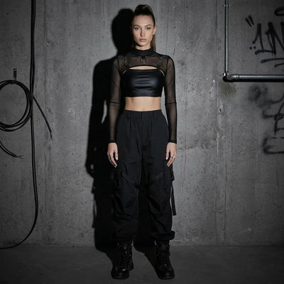 Model in schwarzem Hauch von Eleganz, Komplettlook, Techno-Festival