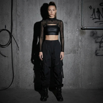 Model in schwarzem Hauch von Eleganz, Komplettlook, Techno-Festival