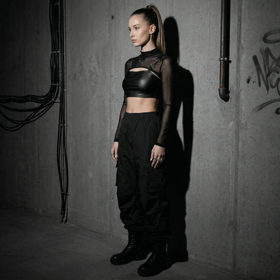 Seitenansicht, schwarzer Hauch von Eleganz, Model im Rave-Outfit