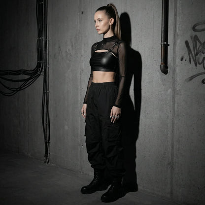 Seitenansicht, schwarzer Hauch von Eleganz, Model im Rave-Outfit