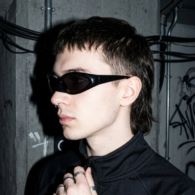 CyberShades Schwarze Rave-Brille - Ganzkörper-Aufnahme | Techno Essentials