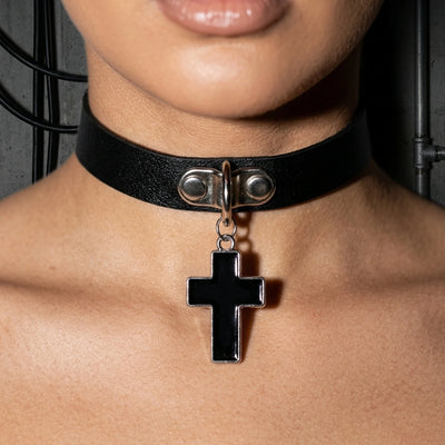 Dark Cross Choker - Ganzkörper-Aufnahme | Techno Essentials