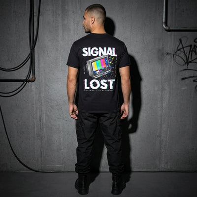Schwarzes Signal Lost Heavy Cotton T-Shirt, Rückansicht Ganzkörper am Model #farbe_schwarz