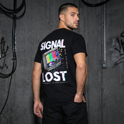 Schwarzes Signal Lost Heavy Cotton T-Shirt, Dreiviertel-Rückansicht am Model #farbe_schwarz