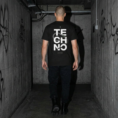 Schwarzes Venom Heavy Cotton T-Shirt, Rückansicht am Model im Betongang #farbe_schwarz