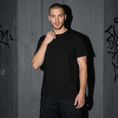 Schwarzes Venom Heavy Cotton T-Shirt, schlichte Vorderansicht am Model #farbe_schwarz