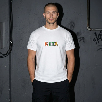 Weißes KETA Unisex Shirt mit buntem Frontprint am Model, Vorderansicht 