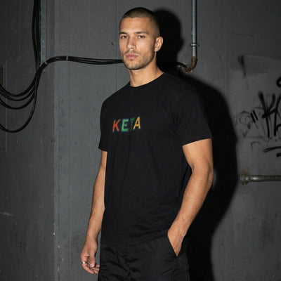 Schwarzes KETA Unisex Shirt am Model, Seitenansicht 