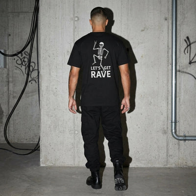 Schwarzes Let’s Get Rave T-Shirt am Model, Ganzkörper-Rückansicht