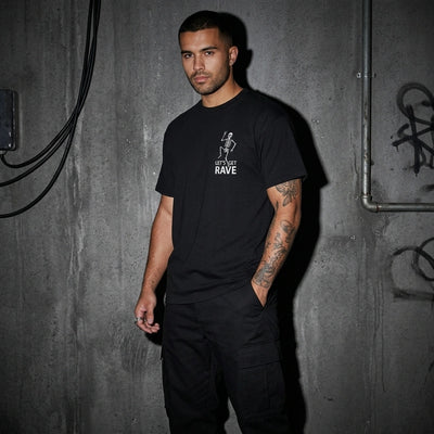 Schwarzes Let’s Get Rave T-Shirt mit kleinem Brustprint am Model, Vorderansicht