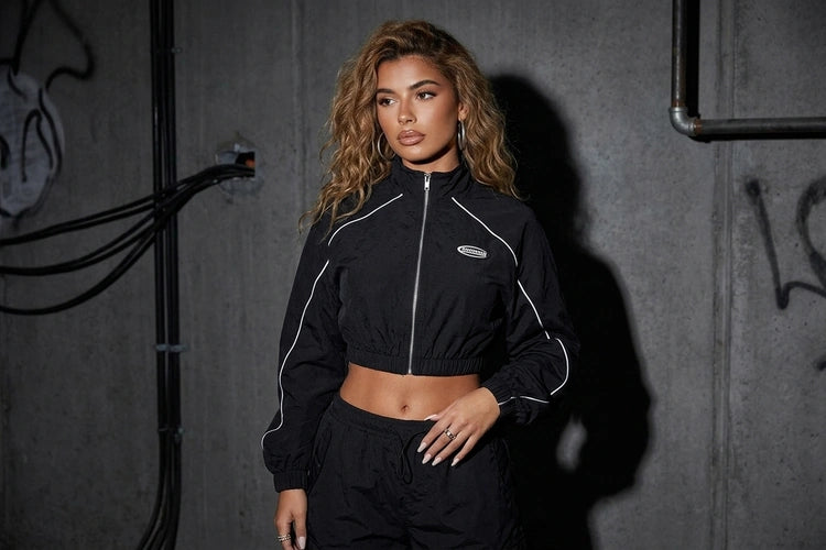 Unten Bild - techno-essentials-midnight-pulse-crop-jacke-für-raves-lifestyle.webp