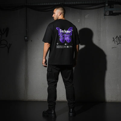 Schwarzes Techno Butterfly Oversize T-Shirt, Rückansicht am Model, Ganzkörper #farbe_schwarz
