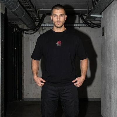 Schwarzes Rave Garden Oversize T-Shirt mit kleiner Rose, Vorderansicht am Model #farbe_schwarz