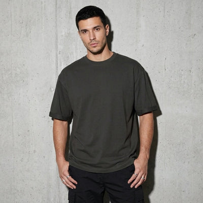 Anthrazitfarbenes Venom Oversize T-Shirt, Vorderansicht am Model vor heller Wand #farbe_schwarz