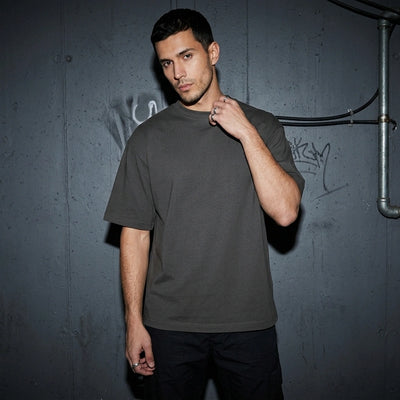 Anthrazitfarbenes Venom Oversize T-Shirt, schlichte Vorderansicht am Model #farbe_schwarz