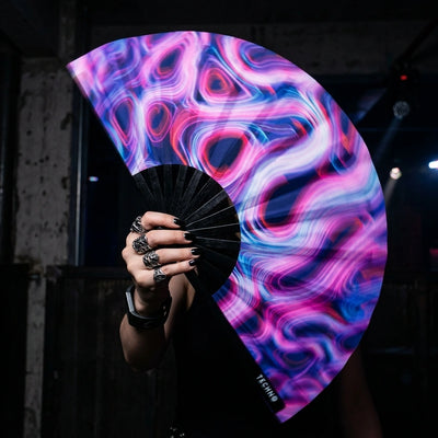 Prismatic Dance - UV XXL Rave-Fächer - Ganzkörper-Aufnahme | Techno Essentials